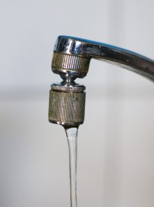 Trinkwasserhygiene - Perlator und Armatur regelmäßig kontrollieren